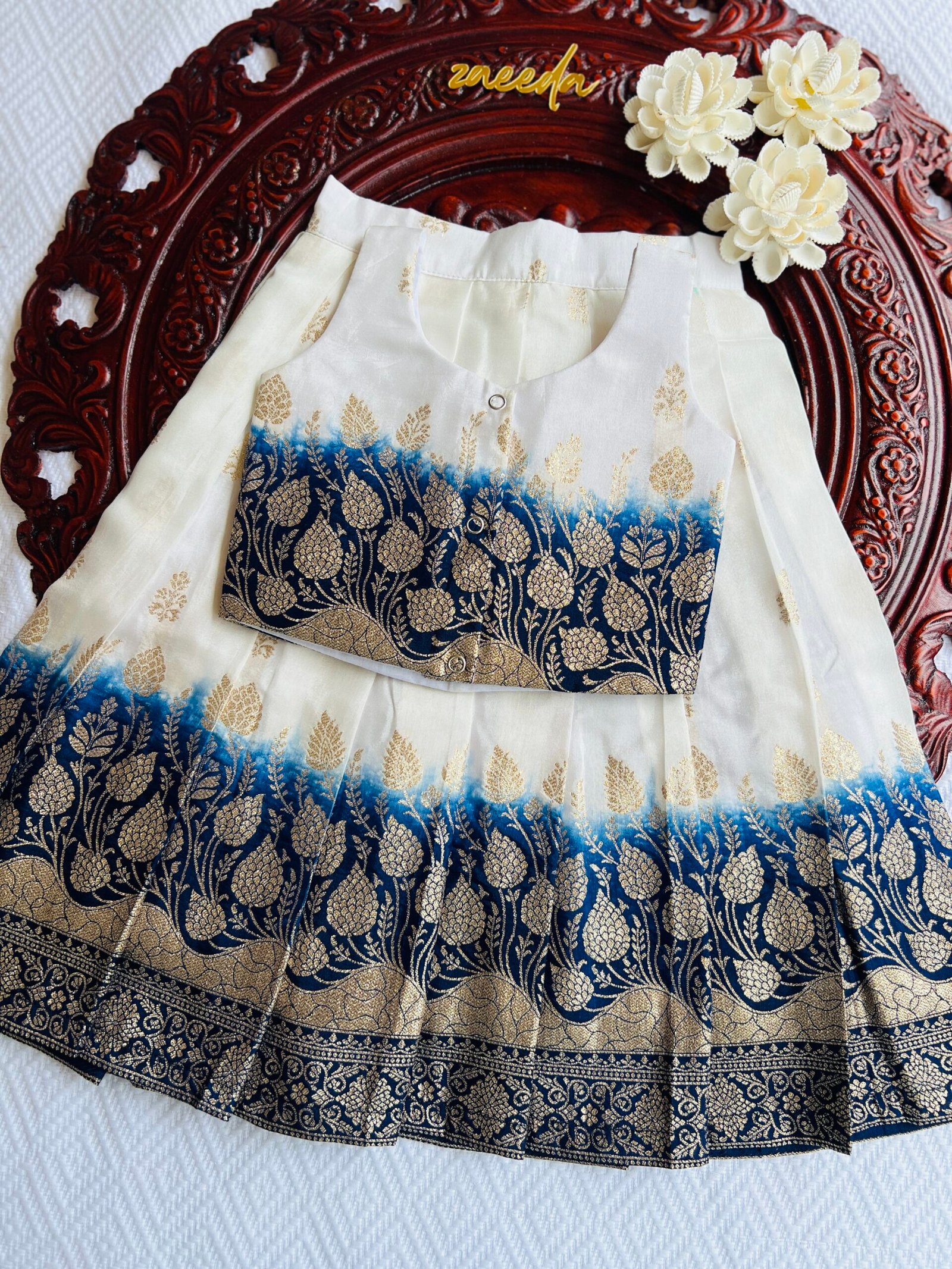 BANARASI SOFT SILK BLUE AND WHITE CONTRAST SKTP - Image 4